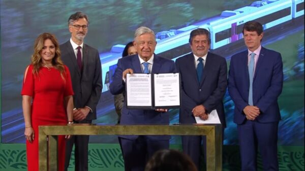 Firman AMLO y empresas contrato para construir vagones del Tren Maya