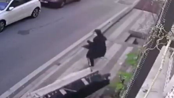 El video de una mujer que se salva de morir aplastada por un sofá ha generado reacciones encontradas en las redes sociales