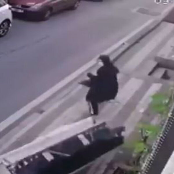 El video de una mujer que se salva de morir aplastada por un sofá ha generado reacciones encontradas en las redes sociales