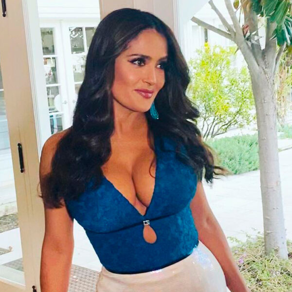 VIDEO: Salma Hayek reaparece al estilo de Britney Spears
