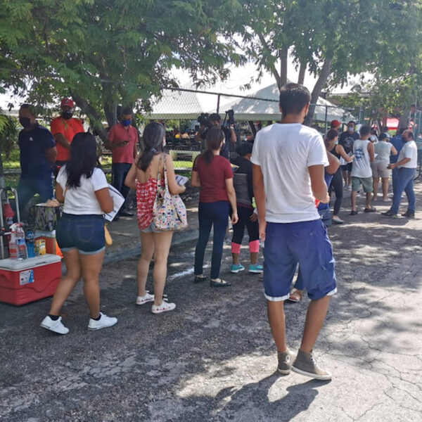 Moderada afluencia de treintañeros a módulos de vacunación en Cancún