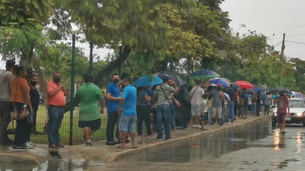 Jornada de vacunación covid-19 en Cancún, "pasada por agua"
