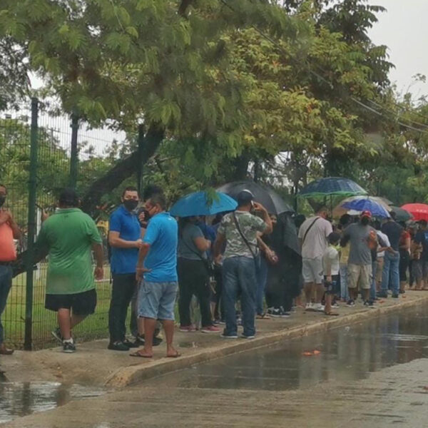 Jornada de vacunación covid-19 en Cancún, "pasada por agua"
