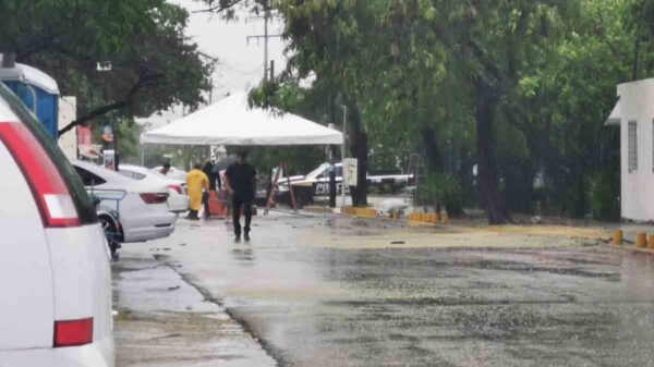 Pese a suspensión de jornada en Cancún, adultos mayores acuden a vacunarse