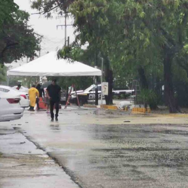 Pese a suspensión de jornada en Cancún, adultos mayores acuden a vacunarse