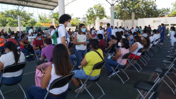 Vacunan contra covid-19 en Cancún a trabajadores turísticos