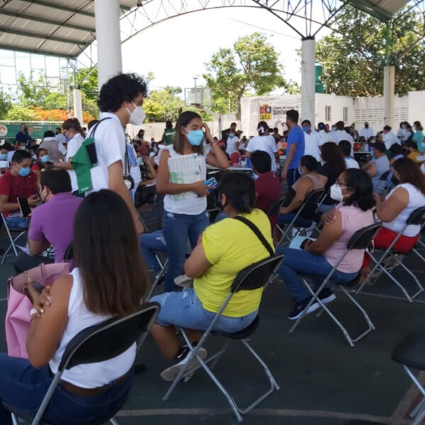 Vacunan contra covid-19 en Cancún a trabajadores turísticos