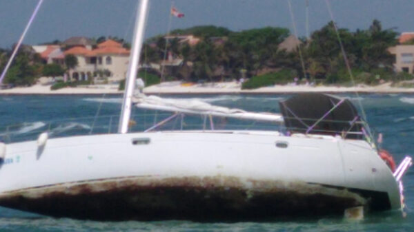 Auxilia Marina a embarcación encallada en Puerto Aventuras