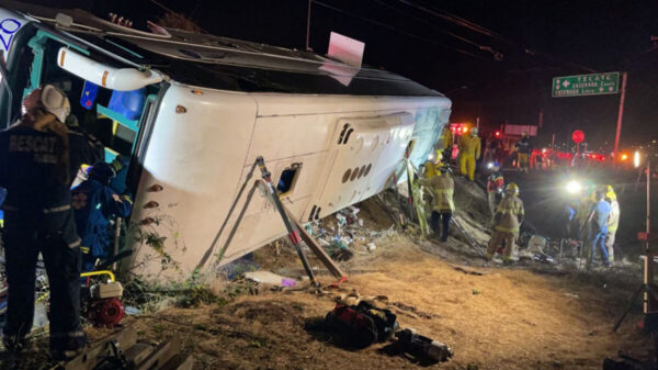 Vuelca autobús de pasajeros y deja 7 muertos, en Baja California