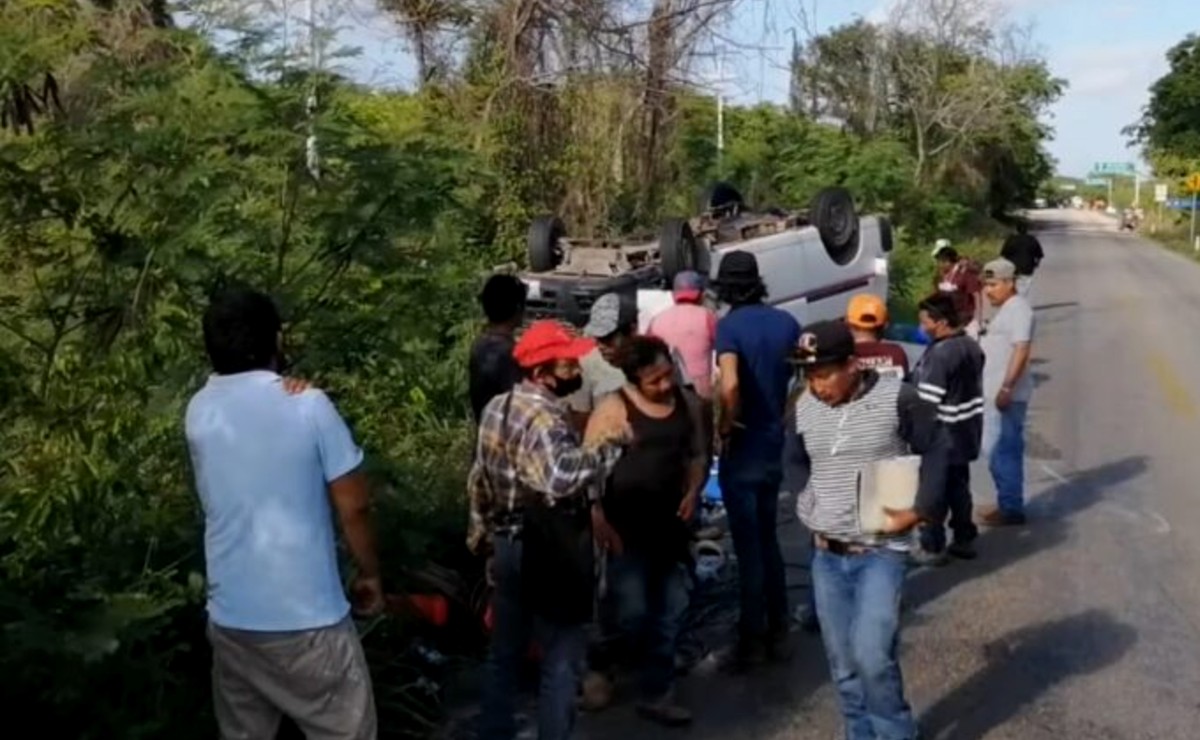 Trabajadores salen ilesos de volcadura registrada en la vía Kopomá-Maxcanú