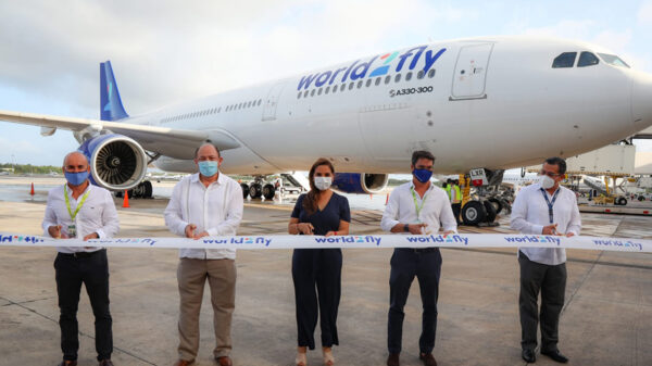 Reciben autoridades nuevo vuelo de Madrid a Cancún