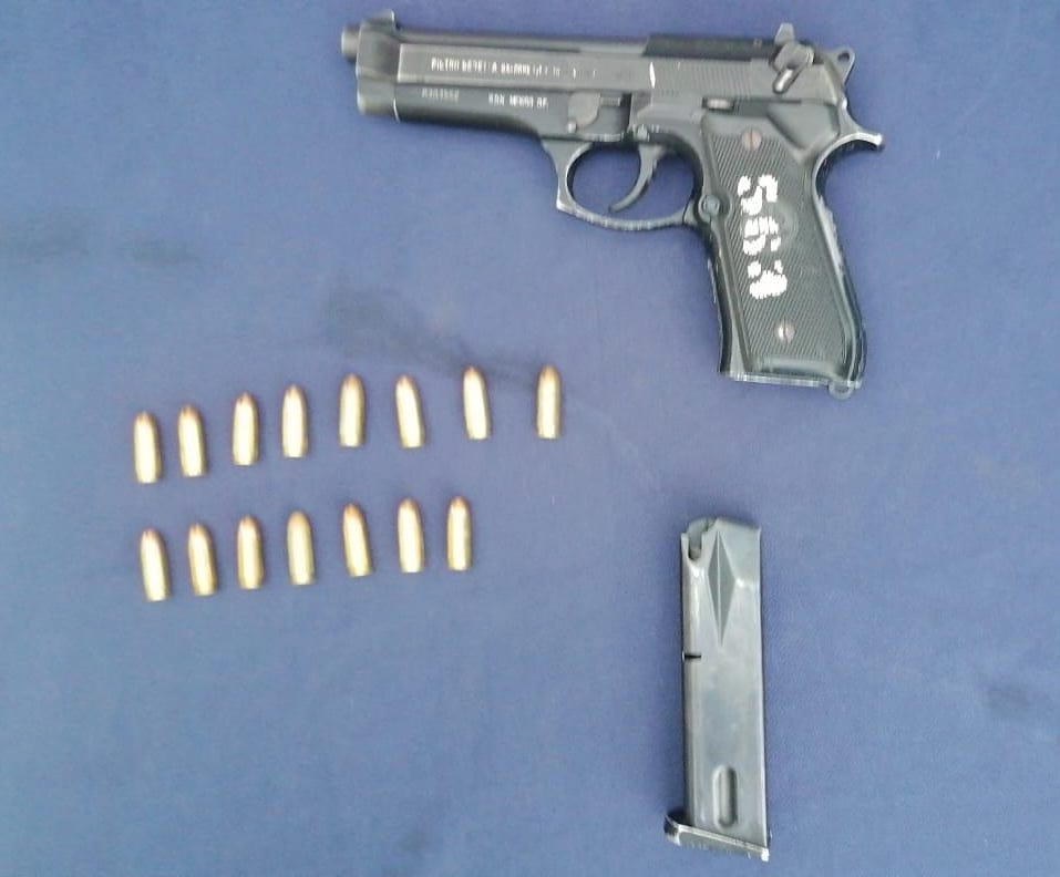 Caen dos pistoleros en la zona costera de Tulum; transitaban en un vehículo y en una revisión les hallaron un arma de grueso calibre..