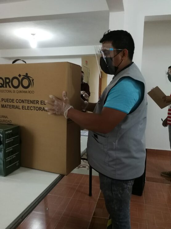 Inicia la distribución de paquetes electorales a presidentes de casillas en Lázaro Cárdenas; capacitadores son los encargados de la distribución del material.