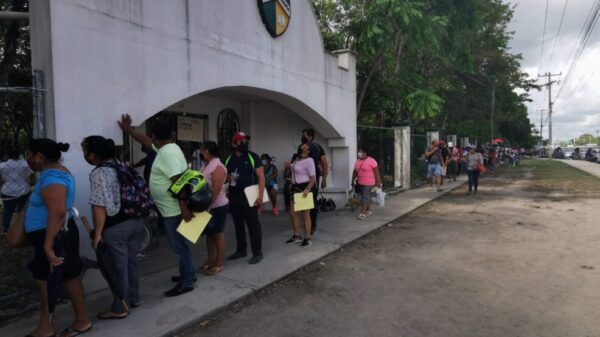 Gran afluencia en los módulos de vacunación contra Covid en Cancún.