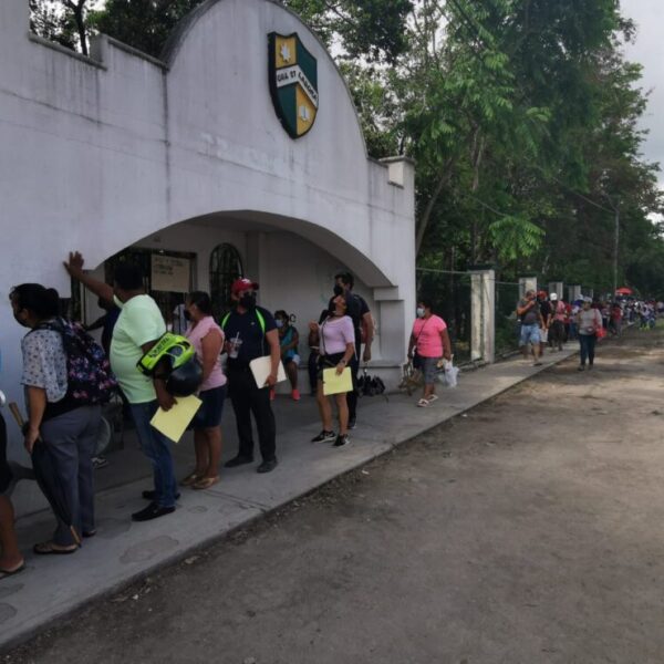 Gran afluencia en los módulos de vacunación contra Covid en Cancún.