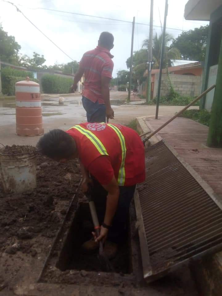 Desazolvan alcantarillas para evitar inundaciones en Kantunilkín; personal de Protección Civil realiza trabajos preventivos por las lluvias.
