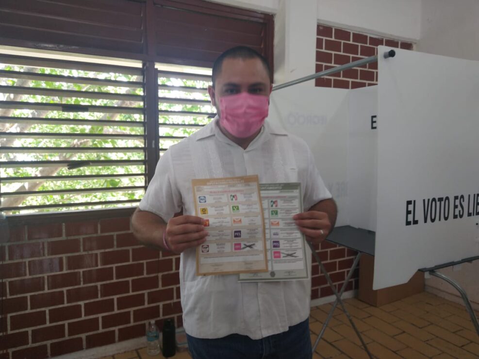 Janix vota y reafirma que sigue en la contienda electoral; el abanderado de Fuerza por México no quiso abusar en el tema.