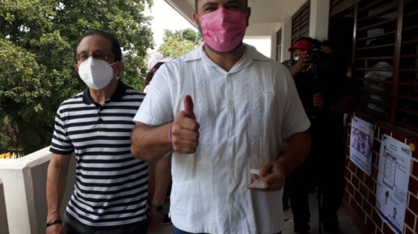 Janix vota y reafirma que sigue en la contienda electoral.