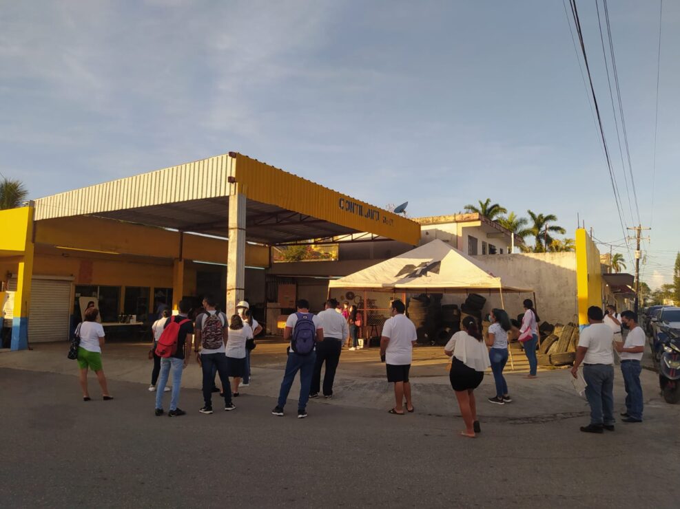 Madrugan votantes en Cozumel; desde las seis de la mañana ya había gente esperando que se abrieran las casillas.