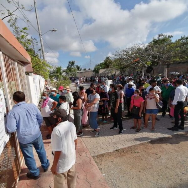 Falta de escrutadores retrasa apertura de casillas en Rancho Viejo.