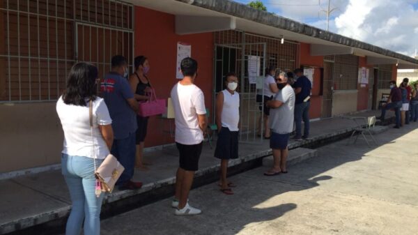 Sólo el 12 por ciento de las casillas logran abrir a la hora .