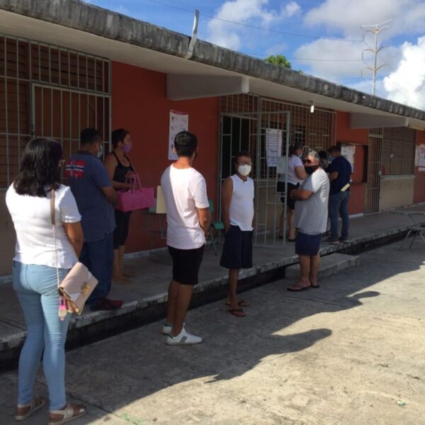 Sólo el 12 por ciento de las casillas logran abrir a la hora .