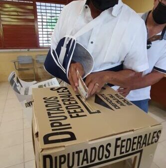 Aún con las secuelas de su accidente acude a votar ‘Chepe’ Contreras.