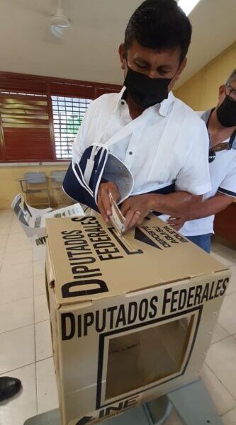 Aún con las secuelas de su accidente acude a votar ‘Chepe’ Contreras.