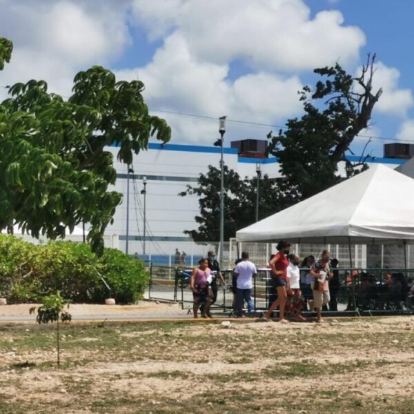 Baja afluencia en la reanudación de la jornada de vacunación anticovid en Cancún.