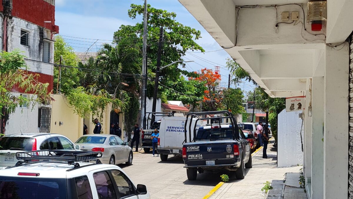 Cancún: Hallan cadáver en un domicilio de la avenida Sunyaxchen (VIDEO); la víctima es una persona joven, quien presenta varias lesiones.