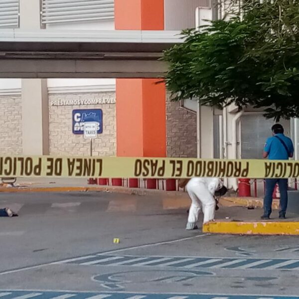Cancún: Asesinan a balazos a un sujeto en estacionamiento de supermercado.