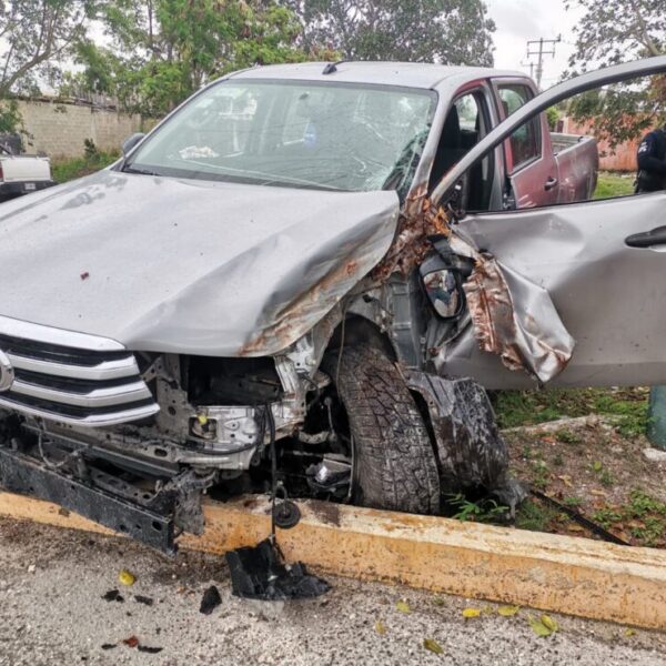 Aparatoso accidente de tránsito en la avenida Costa Maya de Cancún.
