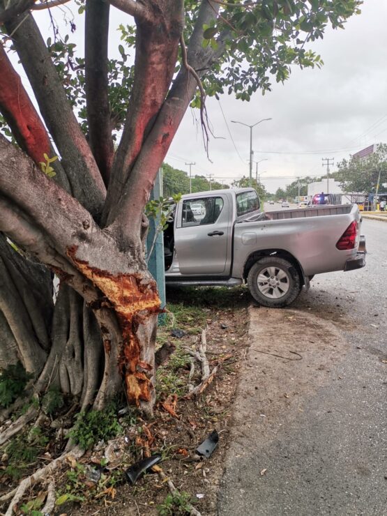 Aparatoso accidente de tránsito en la avenida Costa Maya de Cancún; conductor pierde el control de una camioneta por el pavimento mojado.