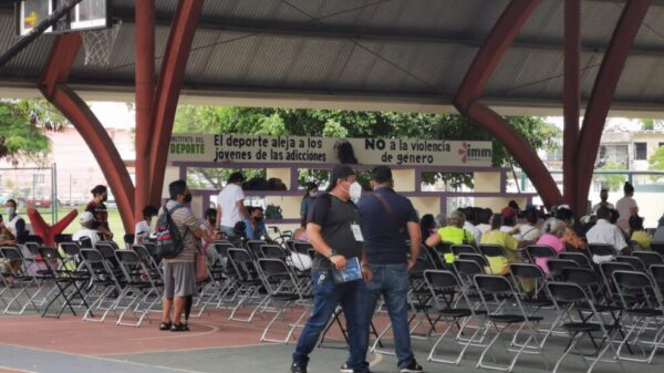 En Cancún aplican vacunas anticovid a rezagados de 40 a 60 años.