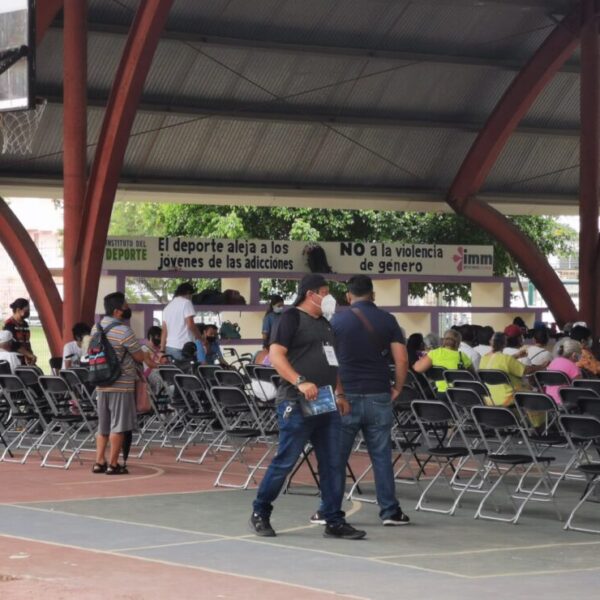 En Cancún aplican vacunas anticovid a rezagados de 40 a 60 años.