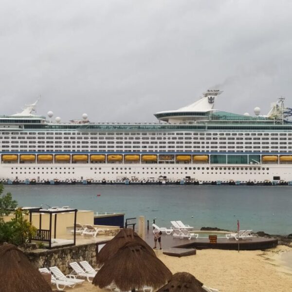 Cozumel: Al son del mariachi reciben al primer crucero postpandemia.