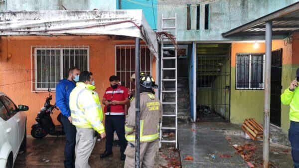 Cancún: Colapsan escaleras en un edificio de Corales (VIDEO).