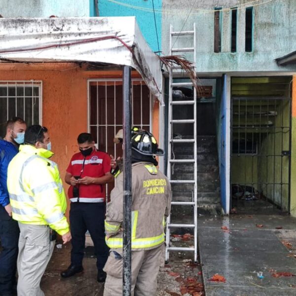 Cancún: Colapsan escaleras en un edificio de Corales (VIDEO).