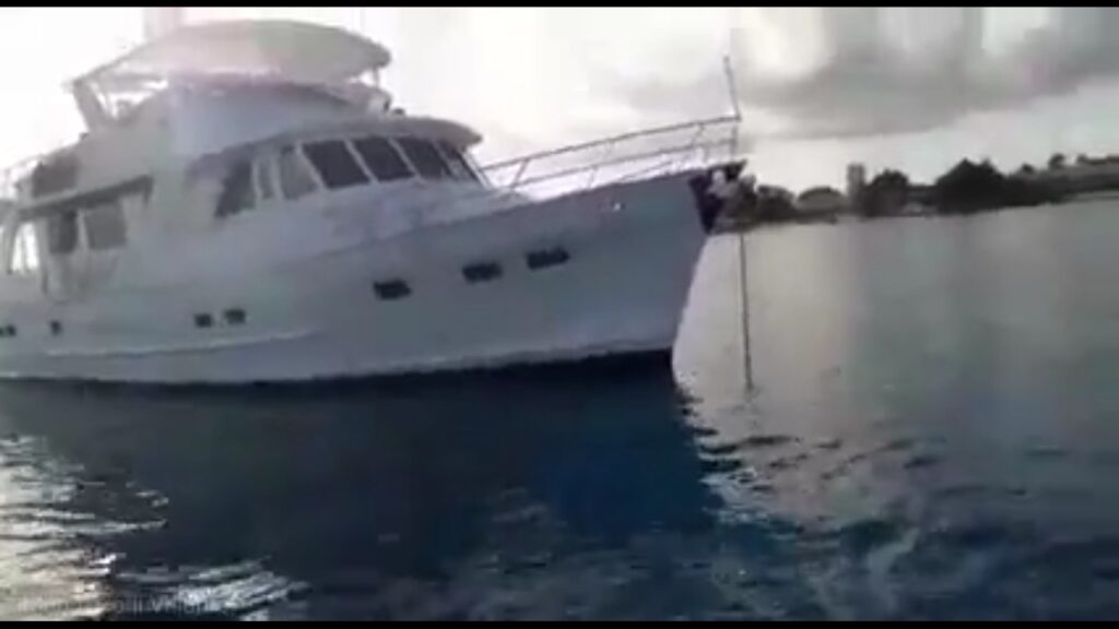 Anclan yate en el Arrecife Paraíso de Cozumel (VIDEO); prestadores de servicios acuáticos realizaron la denuncia vía redes sociales.