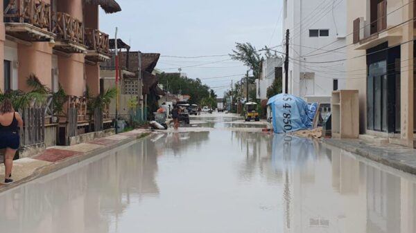 Inundaciones paralizan la actividad turística en Holbox.