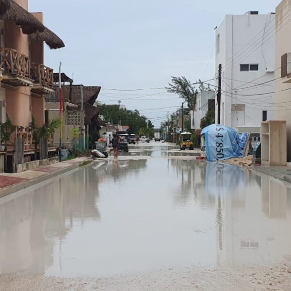 Inundaciones paralizan la actividad turística en Holbox.