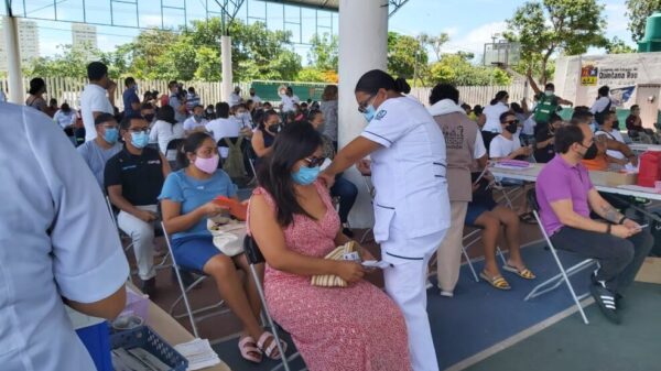Responden trabajadores turísticos a la vacunación en Cancún.