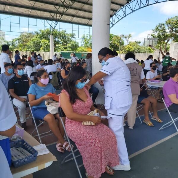 Responden trabajadores turísticos a la vacunación en Cancún.