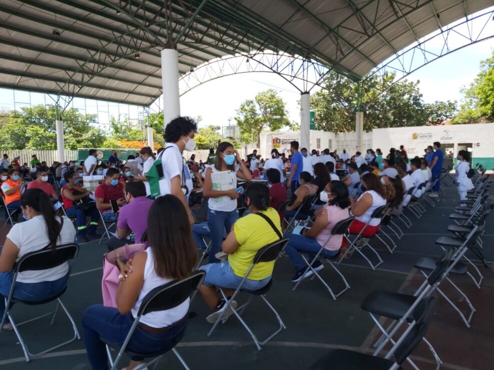 Responden trabajadores turísticos a la vacunación en Cancún; desde muy temprano acudieron al módulo del “Jacinto Canek”.
