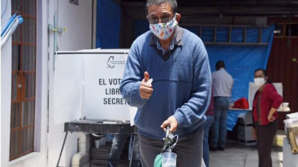 Abuelito sobreviviente de Covid-19 acude a votar con tanque de oxígeno
