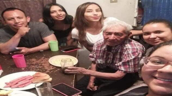 Un abuelito de 108 años que vivía bajo el árbol de un parque fue adoptado por la familia de Benita Dearz, el acto de esta mujer se viraliza.