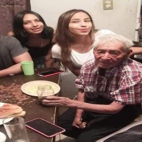 Un abuelito de 108 años que vivía bajo el árbol de un parque fue adoptado por la familia de Benita Dearz, el acto de esta mujer se viraliza.