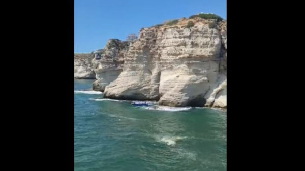 Luego de caer desde una altura de 36 metros del acantilado de Rouche Rocks, en Beirut, Líbano, un hombre murió
