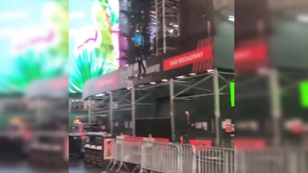 El video de un hombre volando a bordo de un aerotabla se convirtió en tendencia, pues parecía una escena de una película de ciencia ficción