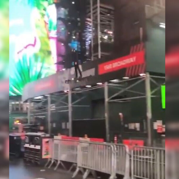 El video de un hombre volando a bordo de un aerotabla se convirtió en tendencia, pues parecía una escena de una película de ciencia ficción